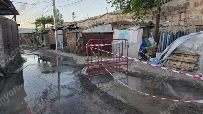 Արտակարգ իրավիճակ Երևանում․ 4 օր է՝ Շենգավիթ վարչական շրջանում խմելու ջրի խողովակը վնասվել է, ջուրը լցվում է բնակիչների տներ ու բակեր