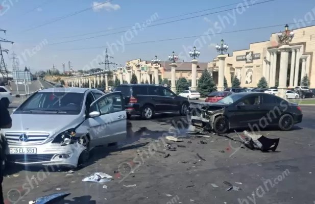 «Առինջ Մոլ» առևտրի կենտրոնի մոտ բшխվել են «Mercedes CLA»-ը, «Mercedes B»-ն և «Nissan Teana»-ն