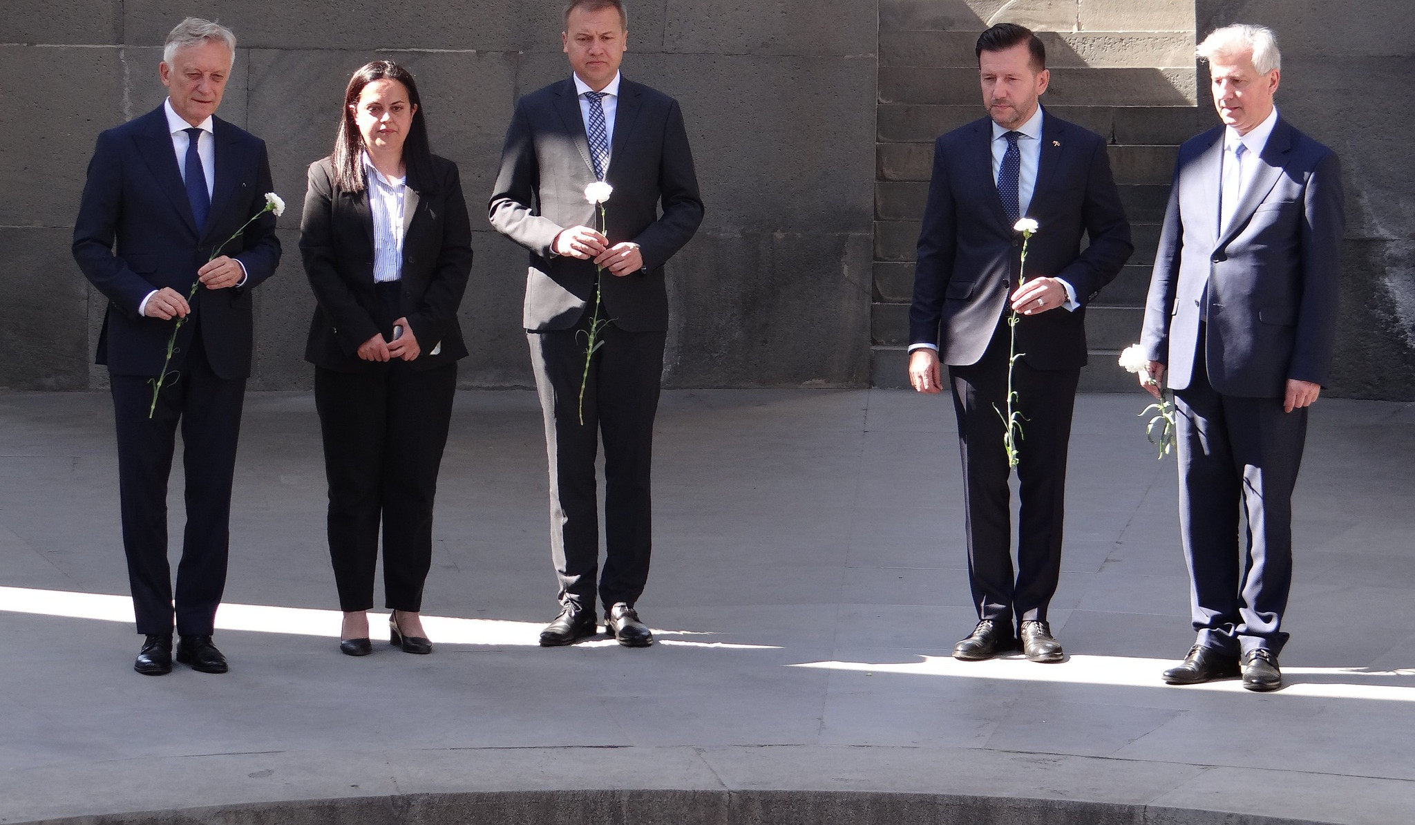 Լեհաստանի ԱԳ նախարարի տեղակալն այցելել է Հայոց ցեղասպանության հուշահամալիր