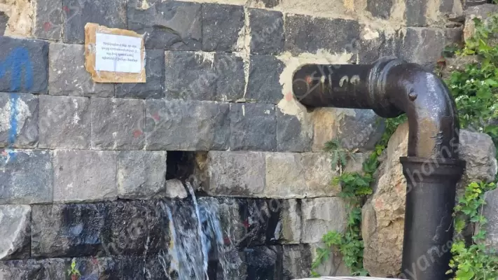 Նուռնուսից դեպի Նուռնուսի ամառանոցներ տանող ճանապարհին խմելու ջրի խողովակի վթարի պատճառով ջուրը շարունակում է կորել