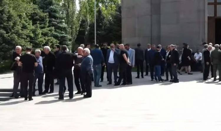  Արցախի պաշտոնյաները այցելել են Եռաբլուր․ ուղիղ
