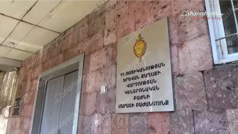 Քաղաքացիները վիճել են, որի ավարտին նրանցից 2-ը մոտեցել են մյուսի տանը և դանակով հարվածել դարպասին
