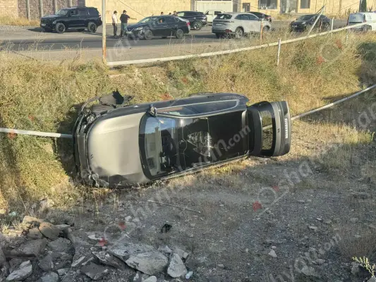 Երևան-Եղվարդ ավտոճանապարհին բախվել են «Renault»-ը և «Lixiang»-ը․ վերջինը բախվել է գազատար խողովակներին, երկաթե սյանը և հայտնվել ձորակում