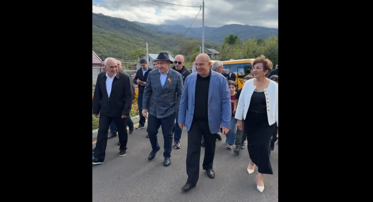 Վարչապետը երեխաների հետ դպրոցական ավտոբուսով Աճարկուտից գնացել է Կիրանցի դպրոց
