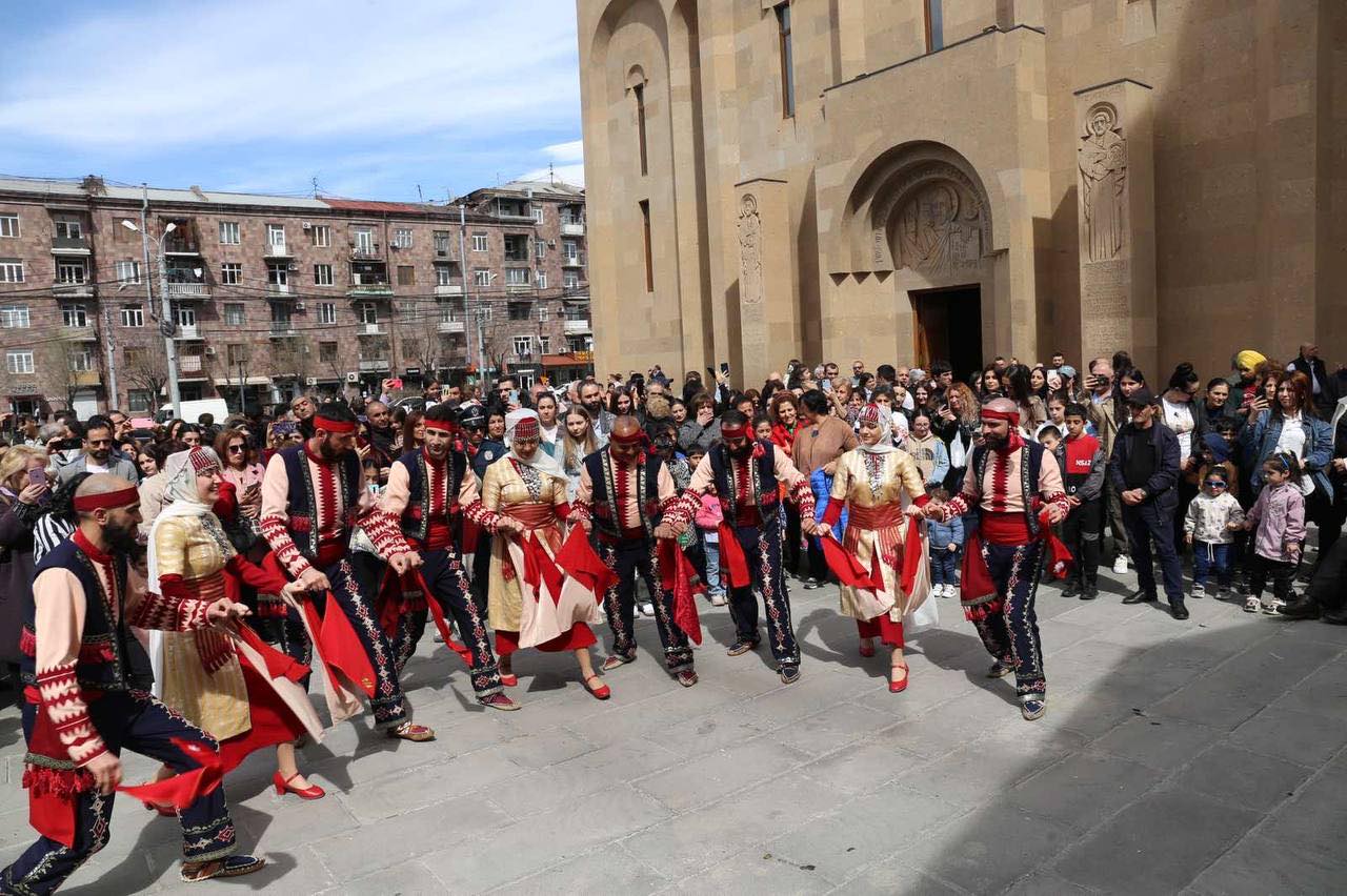 Արաբկիր վարչական շրջանում ավանդական երգուպարով նշվել է Սուրբ Զատիկը (լուսանկարներ, տեսանյութ)