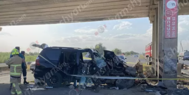 Արարատի մարզում «Lexus»-ը բախվել է երկաթե արգելապատնեշներին, ապա կամրջի բետոնե հենապատին, հայրն ու նրա 3-ամյա դուստրը տեղափոխվել են հիվանդանոց. բժիշկները պայքարում են նրանց կյանքի համար