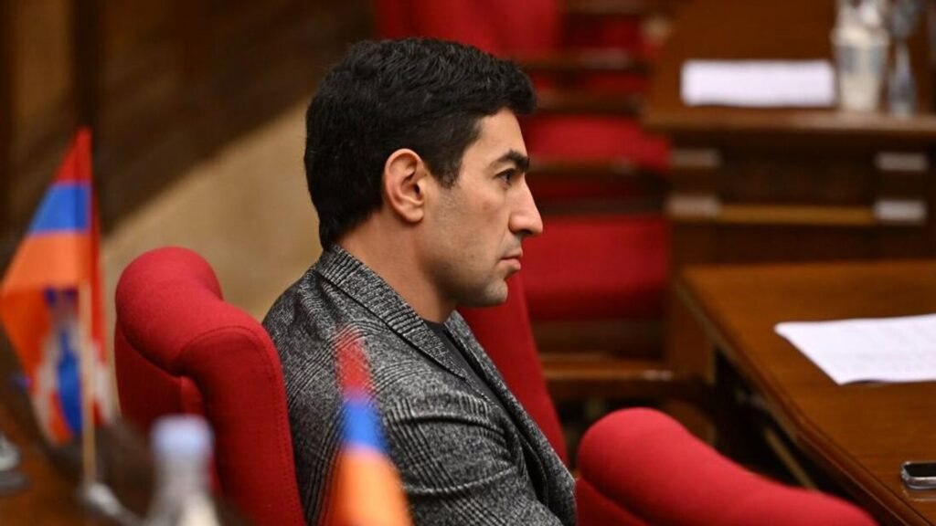 Օդանավակայանում ԱԱԾ սահմանապահը, առանց որևէ բացատրության, 30 րոպե չէր թողնում սահմանը հատեմ․ Լևոն Քոչարյան