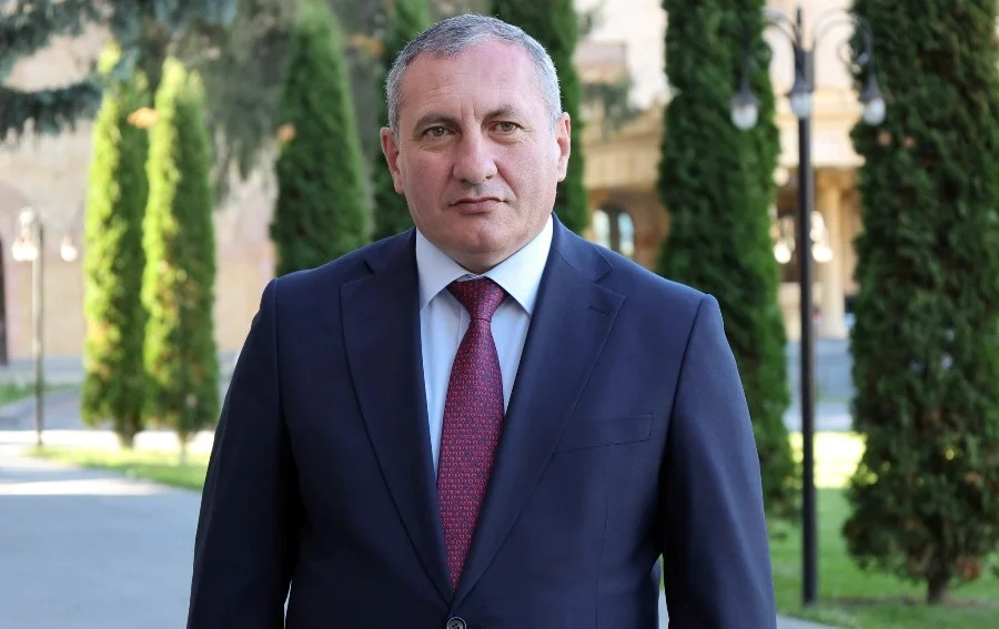 ՆԳ նախարարը չհերքեց նոր ոստիկանապետի և «Քանաքեռցի Տույի» ազգակցական կապը