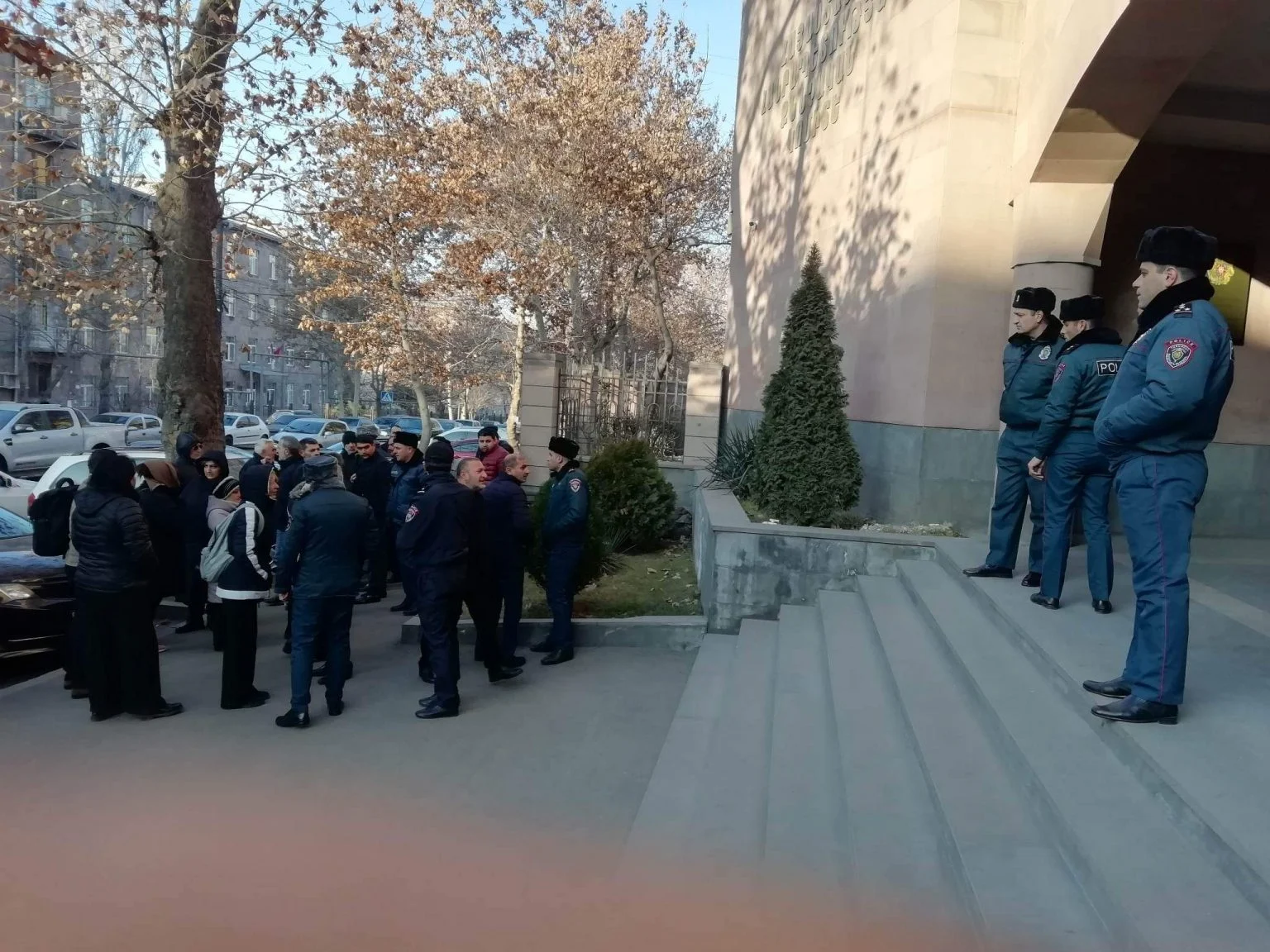 Զոհված զինծառայողների ծնողների առերեսումը  Եռաբլուրում իրենց նկատմամբ բռնի ուժ կիրառած ոստիկանների հետ․ ուղիղ