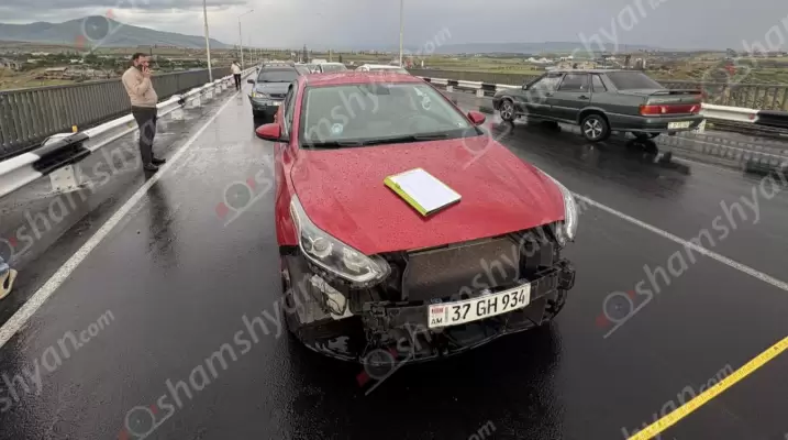 Նոր Հաճընի կամրջի վրա բախվել են «Nissan X-Trail»-ը, «Ford Fusion»-ը, «Opel Astra»-ն, «Kia Forte»-ն և «Opel Zafira»-ն․ հղի կինը տեղափոխվել է հիվանդանոց