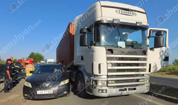 Մեծամորում բախվել են «Toyota»-ն և «Scania» բեռնատարը․ վարորդները միմյանց են մեղադրում վթարի մեջ