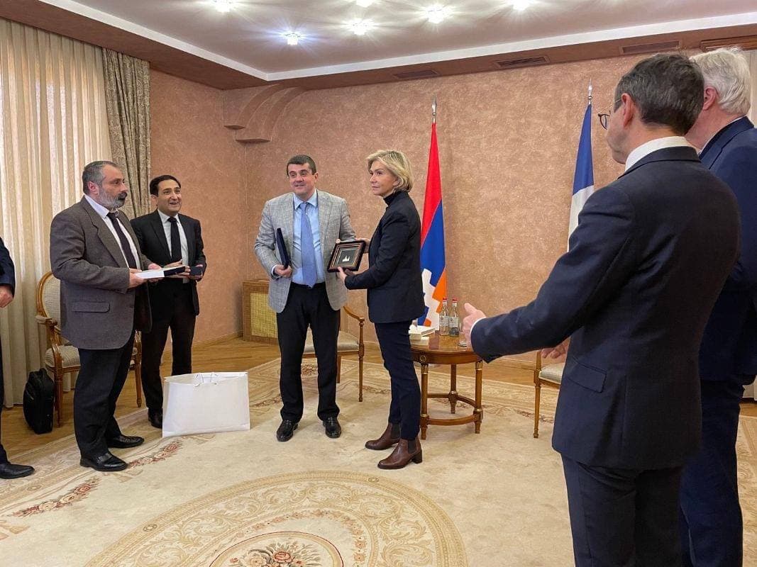 Ֆրանսիայի նախագահի թեկնածուն Ստեփանակերտում հանդիպել է Արցախի նախագահ Արայիկ Հարությունյանի հետ