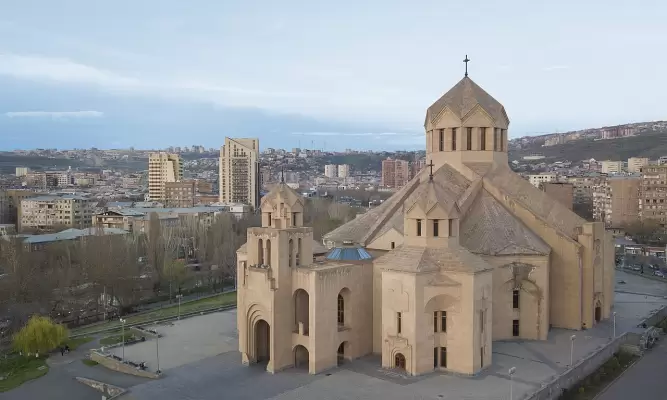 Արտառոց դեպք Երևանում․ Մարաշի համայնքային ոստիկանները տաք հետքերով հայտնաբերեցին Սուրբ Գիրգոր Լուսավորիչ եկեղեցու դռան ապակին ջարդած տղամարդուն