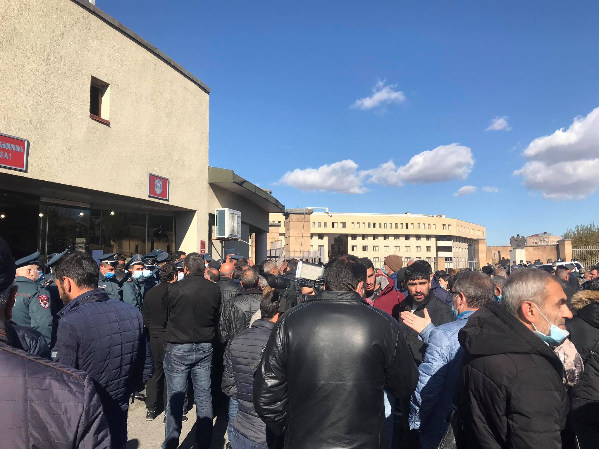 Նիկոլ Փաշինյանը անհայտ կորած զինծառայողների հարցերով հանձնաժողով է ստեղծել․ ՊՆ-ի մոտ անհետ կորածների ծնողների հետ հանդիպել է վարչապետի օգնականը (ուղիղ)