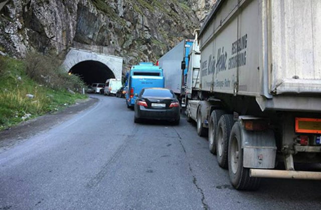 Հայկակական կոնյակ տեղափոխող մի քանի տասնյակ բեռնատարներ շարունակում են մնալ Վրաստանի անցակետում