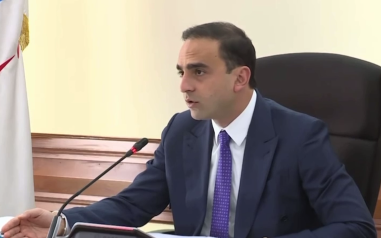 Կպել ա, քերենք․ Ավինյանը զայրացավ 4-րդ կարգի վթարային շենքից տեղափոխվել չցանկացողների վրա