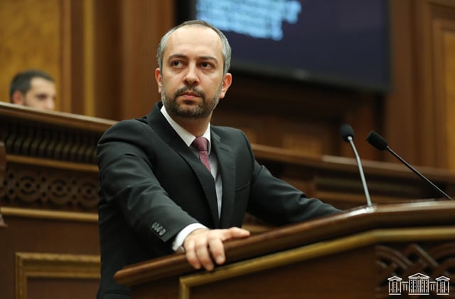 Էդգար Ղազարյանին կարգի հրավիրեք, չգիտեմ՝ դերաբաշխում եք արել, թե նա դուրս է ձեր վերահսկողությունից. Էդվարդ Աղաջանյանը՝ Նարեկ Կարապետյանին