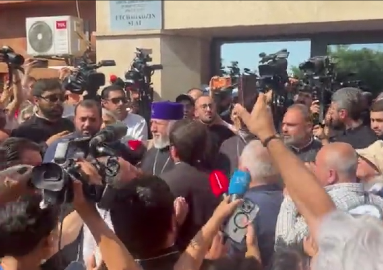 «Երկար կյանք տուր Հայրապետին, երկար օրեր՝ Հայոց Հոր». քաղաքացիները դատարանի բակում երգեցին