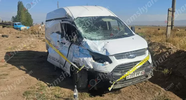 Գյումրի-Երևան ճանապարհին բախվել են «Ford»-ը և «ԳԱԶ 53»-ը, մեքենաները հայտնվել են դաշտում․ կա վիրավոր