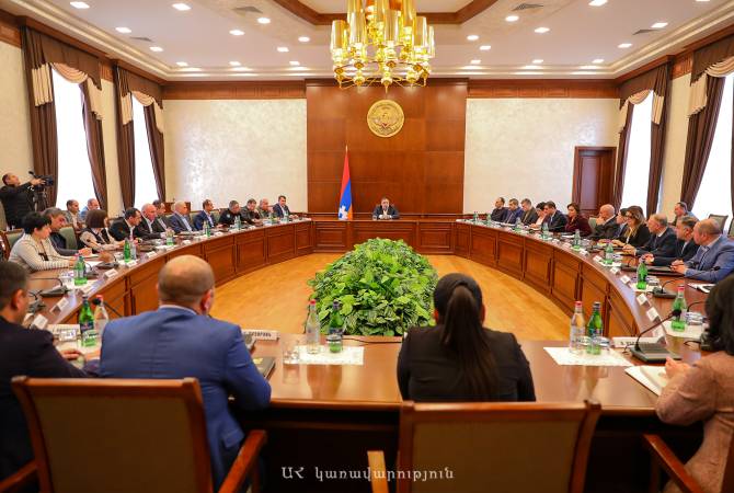 Մեր ժողովուրդն ընտրում է մեր հողի վրա ապրելու իրավունքի համար պայքարելու մոտեցումը. Արցախի պետնախարարն ընդլայնված խորհրդակցություն է հրավիրել