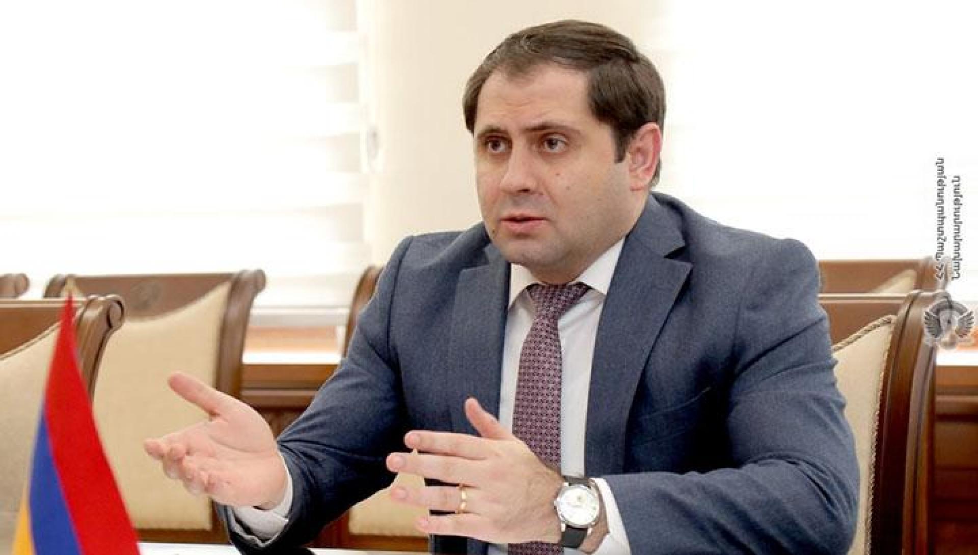 Կիսում եմ վարչապետի մոտեցումը, որ պետք չէ արհեստականորեն սրբագործել բանակը. Սուրեն Պապիկյան