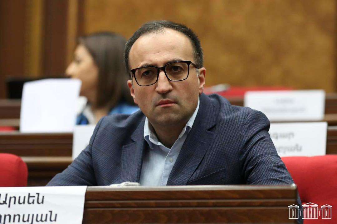 Աղիք կարելու գործիքի համար 270 հազար դրամ վերցրած բժիշկը կալանավորվել է. Կալանքն անհամաչափ է կիրառվում. Արսեն Թորոսյան