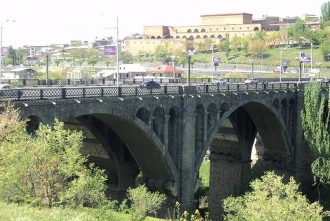 Պարեկները փրկել են «Հաղթանակ» կամրջի վտանգավոր եզրագիծն անցած՝ Իրանի 22-ամյա քաղաքացուն