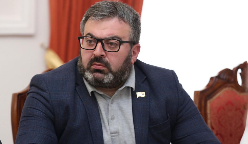 Խեղճ թաղապետը ի՞նչ անի, եկել են, սադրել են, իրենք էլ ծեծել են. Գառնիկ Դանիելյանը հեգնեց