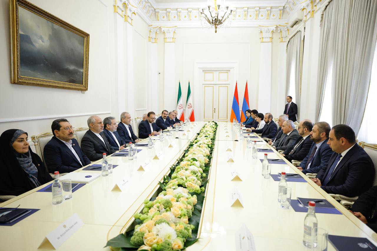 Կայացել է ՀՀ վարչապետի և Իրանի նախագահի ընդլայնված կազմով հանդիպումը