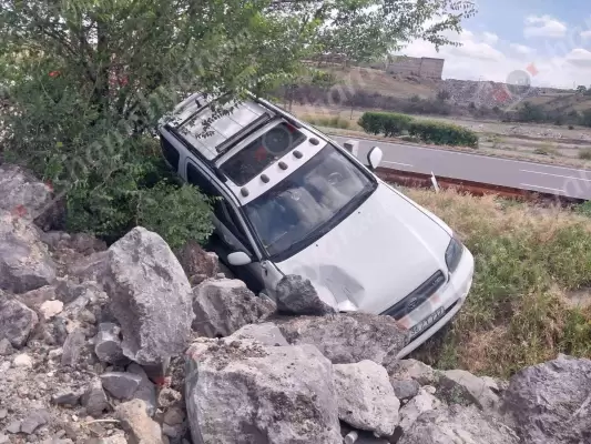 Ավտովթար Կոտայքի մարզում. «Toyota»-ն բախվել է երկաթե արգելապատնեշներին, մասամբ կողաշրջվել ու բախվել քարերին
