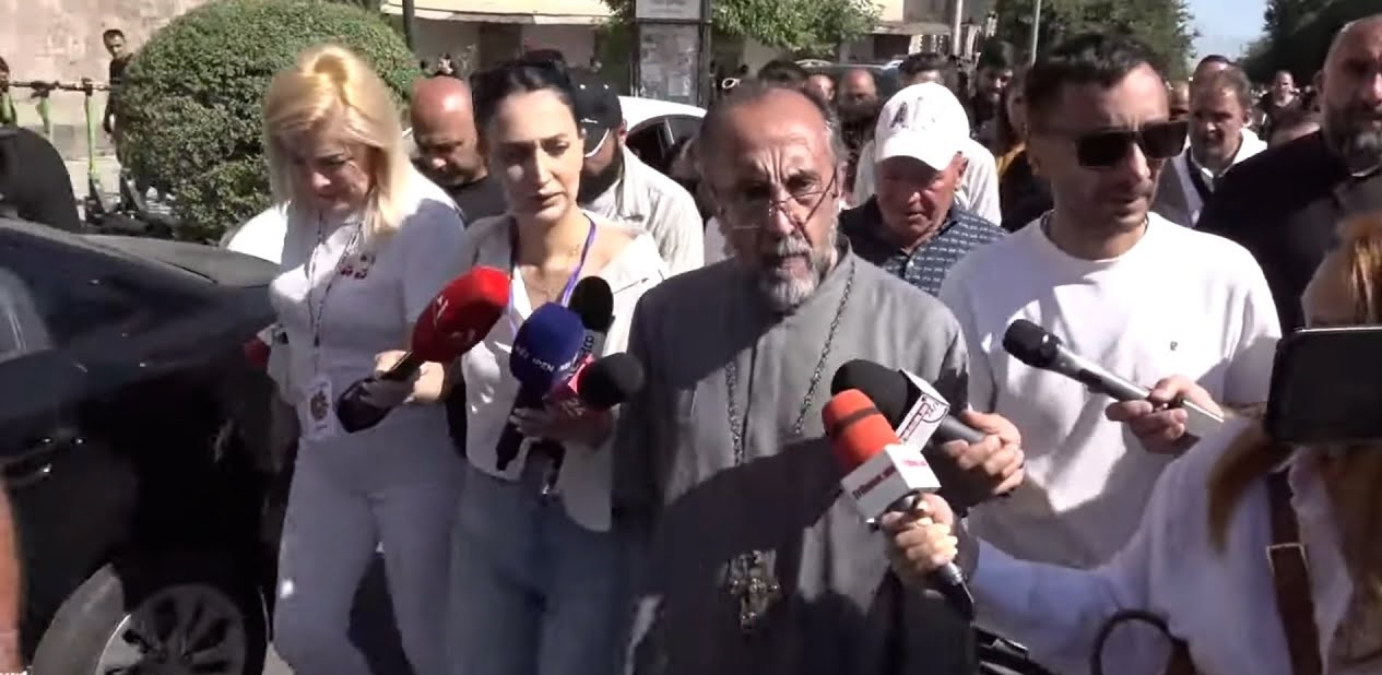 «Ես սպառնալի՞ք եմ այս երկերի համար, սպառնալիքը նստած է կառավարությունում». Միքայել Սրբազան