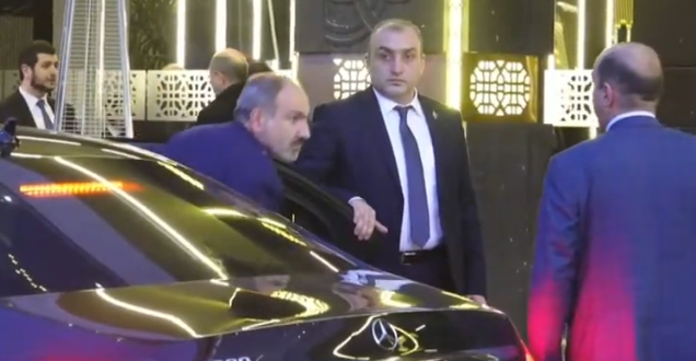 Փաշինյանը ժամանել է դրամահավաքի վայր (լուսանկարներ) 