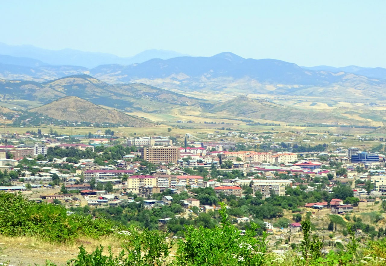 Օկուպացված Ստեփանակերտում Կարեն Ավանեսյանը կրակ է բացել և երեք նռնակ նետել ոստիկանների վրա. նա ձերբակալվել է