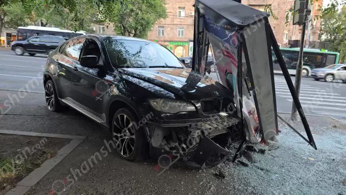 Երևանում անչափահաս տղան BMW-ով հայտնվել է հետիոտնի համար նախատեսված մայթին․ վիրավոր կա