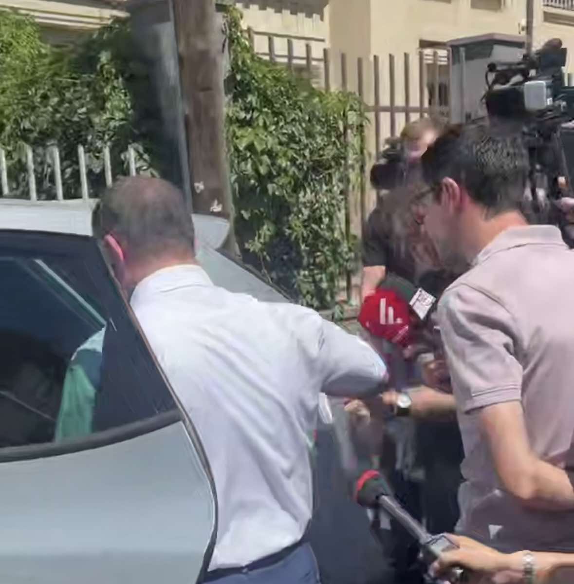 Իրավապահները փաթեթներով դուրս եկան Բագրատ Սրբազանի կեցավայրից