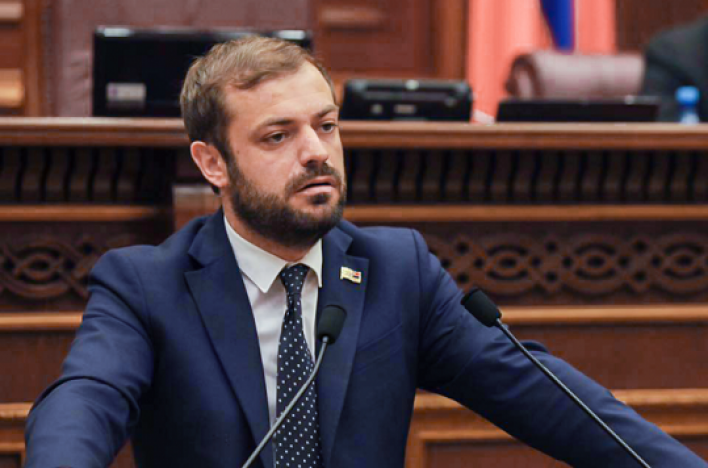 Գործ ունենք ոչ թե հոգևորականի, այլ ռեվանշիստ, բիզնեսմեն տերտերի հետ, թույլ չենք տա կղերապետություն․ Պապոյան