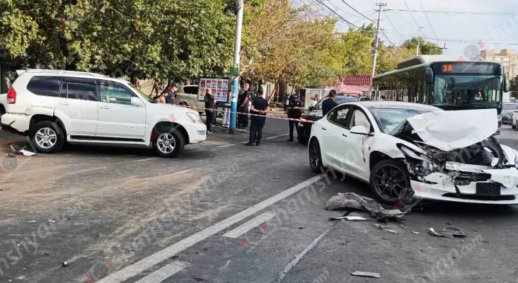 Երևանում բախվել են «Tesla»-ն և Վերին Ծաղկավանի վարչական ղեկավարի ավտոմեքենան, որն էլ բախվել է կայանված «Toyota Camry»-ին․ անչափահաս ուղևորը հոսպիտալացվել է
