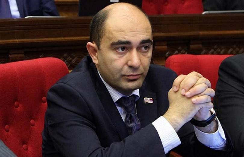 Բերման է ենթարկվել Էդմոն Մարուքյանի վարորդը. վերջինս պատգամավորական համարանիշներով Toyota-ով «դեբոշ» է սարքել իրեն ճանապարհ չզիջելու համար
