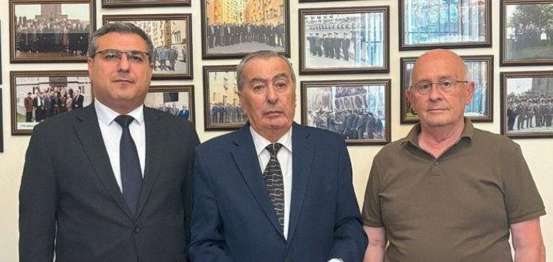 ՆԳ նախարարի տեղակալը 85-ամյակի կապակցությամբ պարգև է հանձնել ՆԳ նախկին նախարար Կառլոս Ղազարյանին