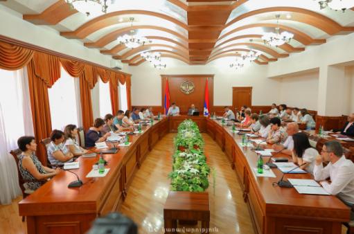 Արտակ Բեգլարյանն ու Միքայել Հայրիյանը հանդիպել են ԱՀ բոլոր պետական բուժհիմնարկների ղեկավար կազմի հետ