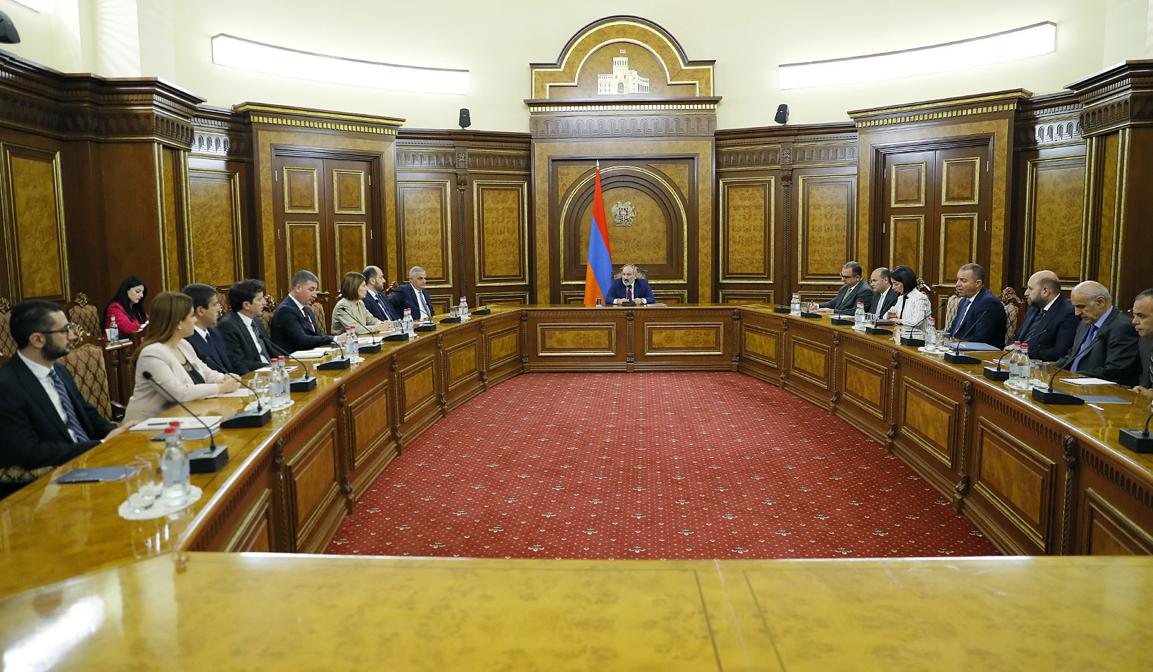 ԼՂ-ից տեղահանված հայրենակիցները ֆինանսական աջակցություն ստանալու համար պետք է բացեն քարտային հաշիվներ․ Փաշինյանը ներկայացնում է ծրագրերը