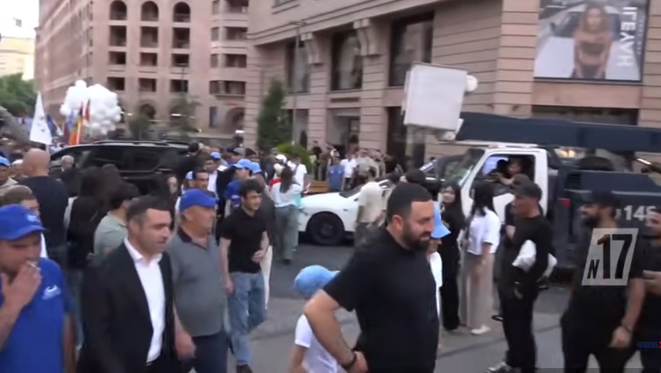 «Հայաստան» դաշինքի մեծ հանրահավաքին ընդառաջ քաղաքացիները երթով գնում են Ազատության հրապարակ․ ուղիղ