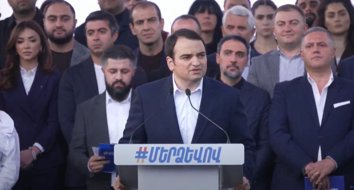 «Մեր ձեւով» շարժման հանրահավաքը մեկնարկեց աղոթքով․ ուղիղ