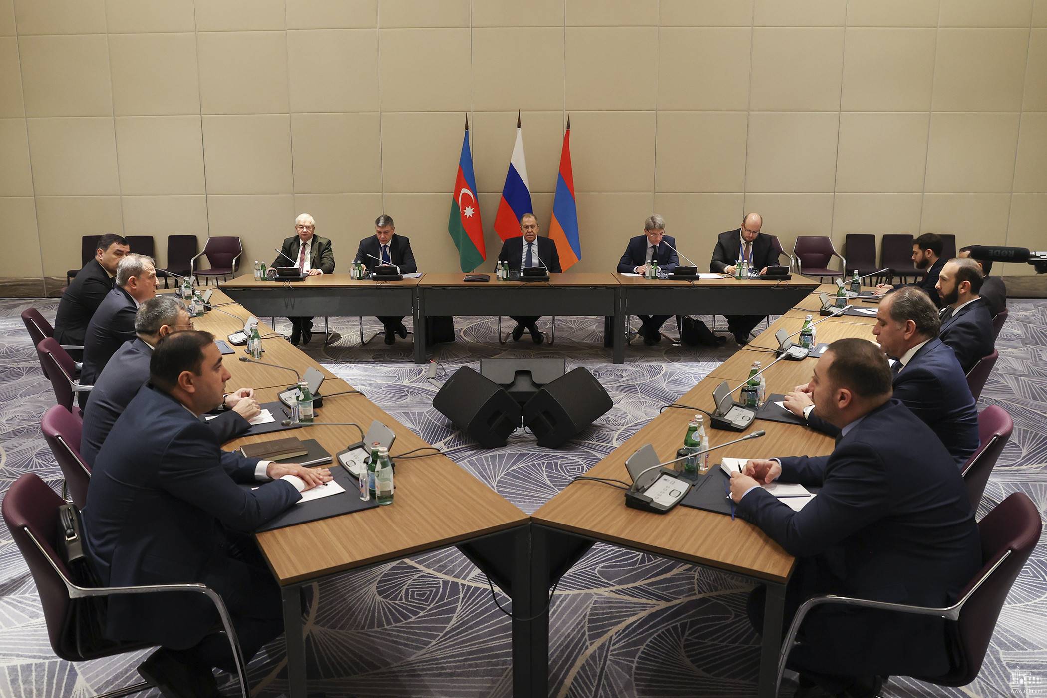 ՀՀ-ի, ՌԴ-ի ու Ադրբեջանի ԱԳՆ-ների հանդիպմանը մտքեր են փոխանակվել Հայաստան-Ադրբեջան խաղաղության պայմանագրի մշակման, ԼՂ հիմնահարցի կարգավորման շուրջ