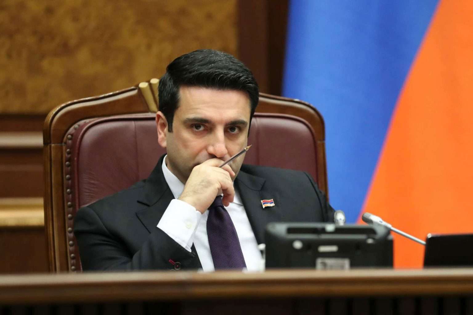 «Լավ չվարժեցված կապիկները ի ցույց դրեցին իրենց՝ հայ ժողովրդի հետ կապ չունենալը». Սիմոնյան