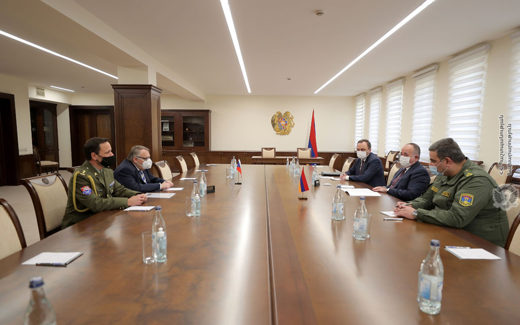ՀՀ պաշտպանության նախարարն ընդունել է Չեխիայի դեսպանին