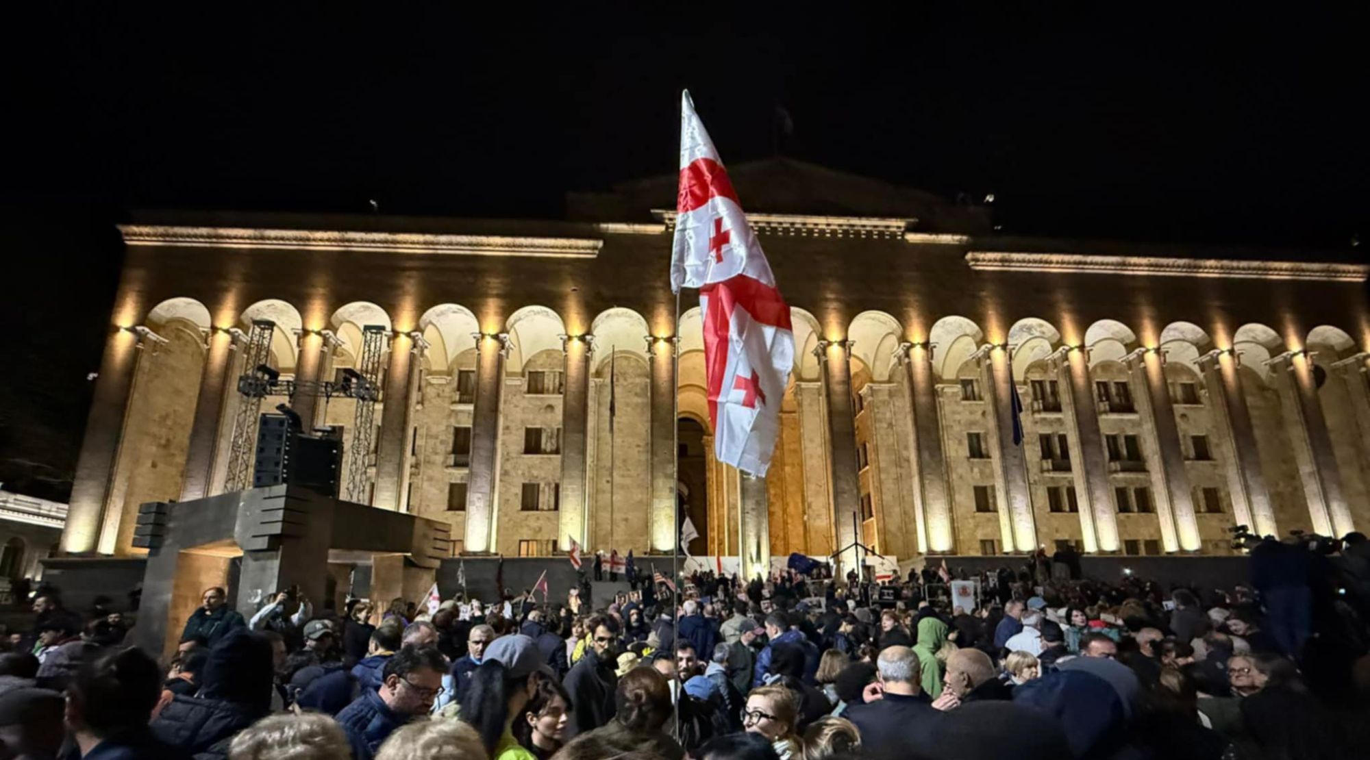 «Գալիս է ժողովրդի գարունը». Վրաստանի խորհրդարանի մոտ ցույց է