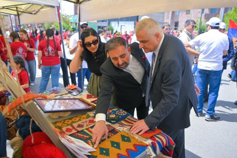 Փոխվարչապետը այցելել է Ապարանի «Վերածնունդ» հուշահամալիր, շրջել քաղաքում տեղադրված տաղավարներով