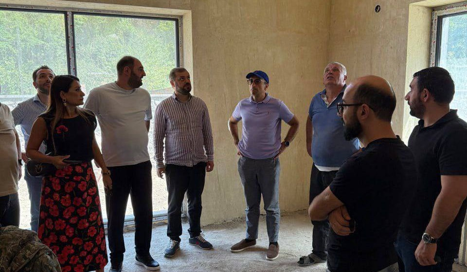 Քարահունջ բնակավայրում մի քանի տասնյակ տներ են կառուցվում. Գևորգ Պապոյանը և մի շարք պատգամավորներ այցելել են Սյունիք