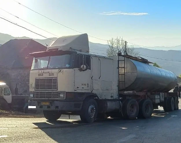 Վերին Խոտանանի եկեղեցու մոտ բեռնատարը չէր կարողանում շարունակել ընթացքը․ երթևեկությունը դարձել էր միակողմանի